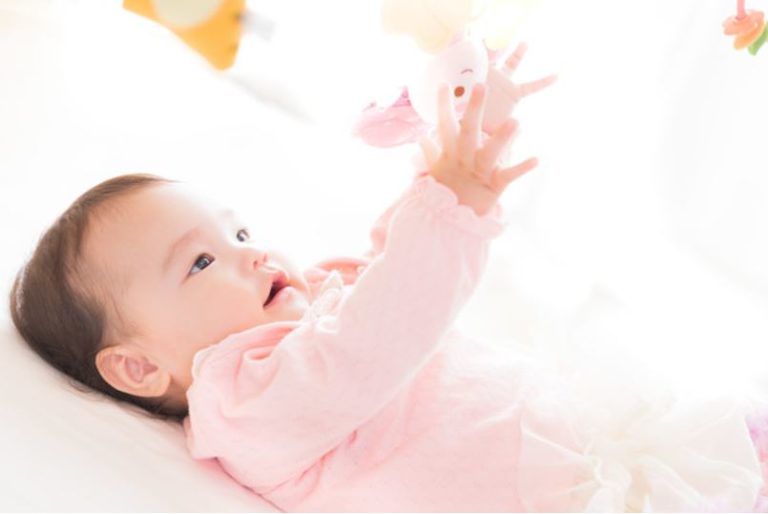 子供 赤ちゃんがベッドから落ちるのを防ぐ 月齢 時期別の転倒防止策 体験談
