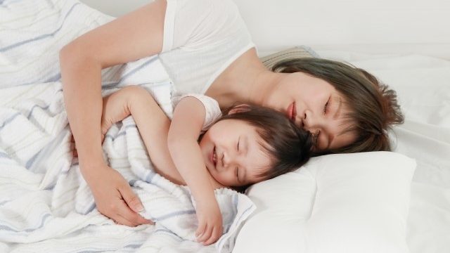 子供と一緒に寝るベッド!】年齢別選び方＆おすすめ5選。添い寝中ママ必見